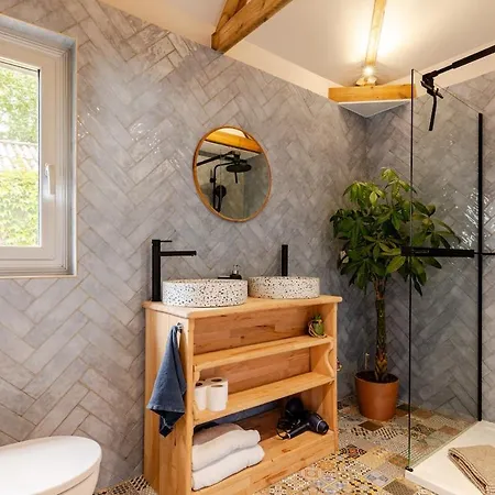 Charming Air-conditioned House With Pool וילה