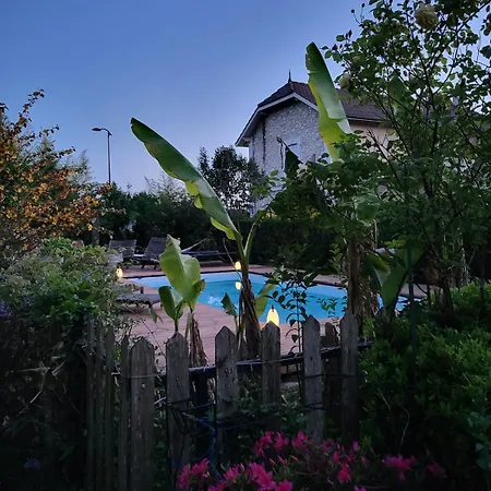 Charming Air-conditioned House With Pool